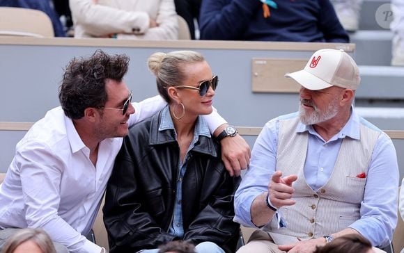 Frédéric Suant avec sa compagne Laeticia Hallyday et Philippe Etchebest dans les tribunes lors des Internationaux de France de Tennis de Roland Garros 2025. Paris, le 26 mai 2025. © Jacovides-Moreau/Bestimage