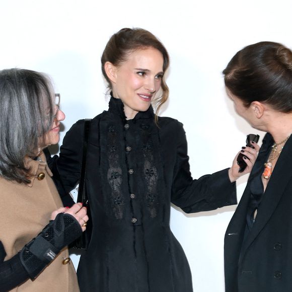Natalie Portman avec sa mère Shelley Stevens et Maria Grazia Chiuri posent à la fin du Défilé de Mode Dior, Prêt-à-porter Automne / Hiver 2025-2026 dans le cadre de la Fashion Week de Paris, France, le 04 Mars 2025. 

© Bertrand Rindoff / Bestimage
