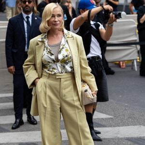 "Aujourd'hui, je suis contre la chirurgie esthétique. Parce que c'est un acte grave [...], il touche l'âme. Mais je n'aurai jamais la 'dégueulasserie' de porter un jugement sur les personnes qui l'ont fait. Je ne suis pas prête d'y retourner, ça a été un tel choc. Ça a été effroyable". 

Emmanuelle Béart - Les célébrités au défilé AMI "Collection Homme Prêt-à-Porter Printemps/Eté 2026" lors de la Fashion Week de Paris, le 25 juin 2025
© Thibault Duboucher / Bestimage