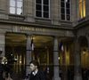 La cérémonie a rassemblé environ plusieurs invités, dont des personnalités politiques, culturelles et de jeunes collégiens et lycéens.

De nombreuses personnes viennent rendre hommage à Robert Badinter au conseil Constitutionnel, la veille de son entrée au Panthéon.
Paris, le 8 octobre 2025.

© Florian Savina / Bestimage