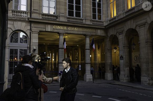 La cérémonie a rassemblé environ plusieurs invités, dont des personnalités politiques, culturelles et de jeunes collégiens et lycéens.

De nombreuses personnes viennent rendre hommage à Robert Badinter au conseil Constitutionnel, la veille de son entrée au Panthéon.
Paris, le 8 octobre 2025.

© Florian Savina / Bestimage