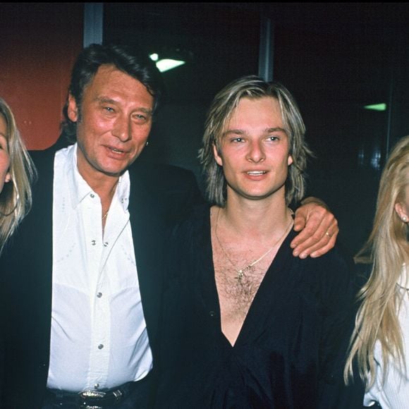 Archives - David Hallyday le soir de la première de sa tournée en 1991 avec son père Johnny Hallyday et sa mère Sylvie Vartan, et son ex-compagne Estelle Lefébure.

AGENCE / BESTIMAGE