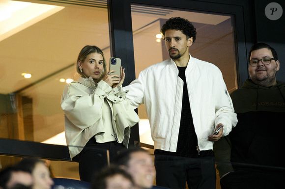 En vidéo sur Instagram, Carol Cabrino a annoncé avoir fait une fausse couche

Marquinhos et sa femme Carol Cabrino assistent au quart de finale du match aller de Ligue des champions entre les équipes féminines du Paris Saint-Germain et du VfL Wolfsburg (0-1) au Parc des Princes à Paris le 22 mars 2023.