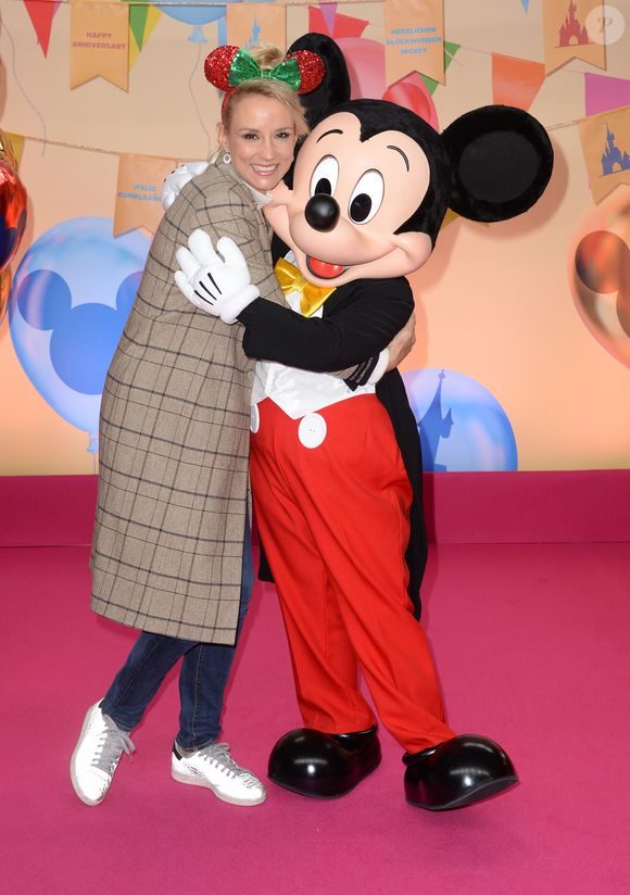 Elodie Gossuin avec Mickey à Disneyand Paris le 17 novembre 2018. © Veeren/Bestimage