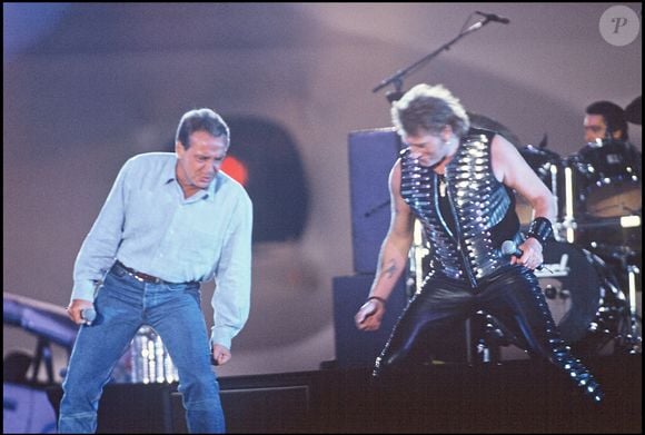 Archives - Johnny Hallyday sur scène en duo avec Michel Sardou au Parc des princes en 1993