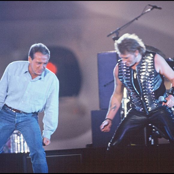 Archives - Johnny Hallyday sur scène en duo avec Michel Sardou au Parc des princes en 1993