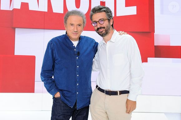 Michel Drucker et Stéphane Sitbon Gomez, Directeur des antennes et des programmes chez France Télévisions - Enregistrement de l'émission Vivement Dimanche au Studio Gabriel à Paris ; diffusée le 27 août 2023. © Guillaume Gaffiot / Bestimage
