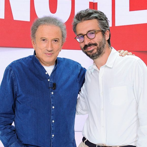 Michel Drucker et Stéphane Sitbon Gomez, Directeur des antennes et des programmes chez France Télévisions - Enregistrement de l'émission Vivement Dimanche au Studio Gabriel à Paris ; diffusée le 27 août 2023. © Guillaume Gaffiot / Bestimage