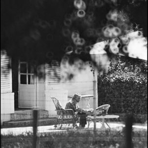 Simone Signoret dans sa maison de Campagne d'Autheuil-Authouillet en Normandie en 1980. © LAURENT SOLA / BESTIMAGE