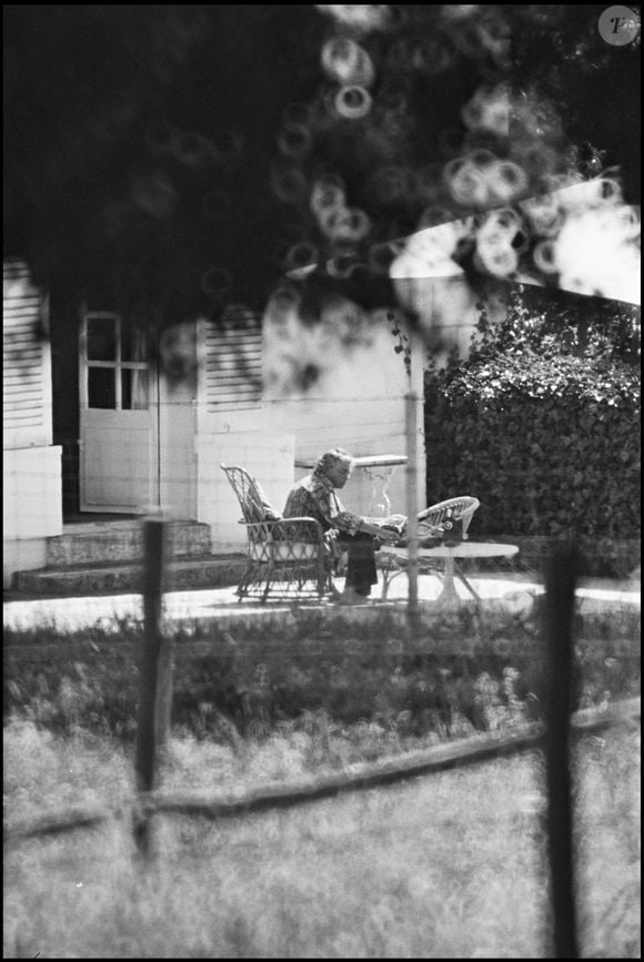 Simone Signoret dans sa maison de Campagne d'Autheuil-Authouillet en Normandie en 1980. © LAURENT SOLA / BESTIMAGE