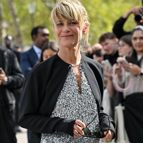 Marina Fois arrive au défilé Rabanne pendant la semaine de la mode à Paris, France, le 2 octobre 2025. Photo by Julien Reynaud/APS-Medias/ABACAPRESS.COM