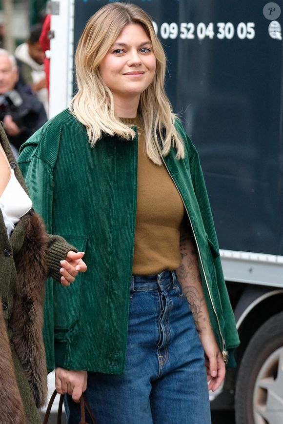 La chanteuse française Anne Peichert alias Louane arrive au défilé Miu Miu lors de la Fashion Week Womenswear Spring/Summer 2026 à Paris, France, le 6 octobre 2025. Photo by Robin Psaila/ABACAPRESS.COM
