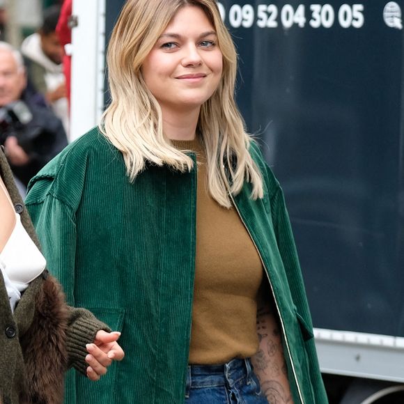 La chanteuse française Anne Peichert alias Louane arrive au défilé Miu Miu lors de la Fashion Week Womenswear Spring/Summer 2026 à Paris, France, le 6 octobre 2025. Photo by Robin Psaila/ABACAPRESS.COM