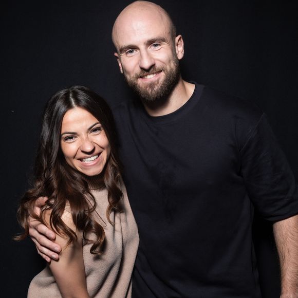 Exclusif - Denitsa Ikonomova, François Alu en backstage de l'enregistrement de l'émission "La Boîte à secrets", présentée par F.Bollaert et diffusée le 9 janvier 2026 sur France 3, dans les studios du Lendit à Saint-Denis, France, le 2 décembre 2025. © Cyril Moreau/Bestimage