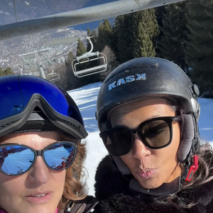 Et c'est à Megève que les copines profitent de leurs vacances et reprennent des forces avant de revenir à leurs engagements professionnels bien remplis.

Karine Le Marchand en vacances au ski