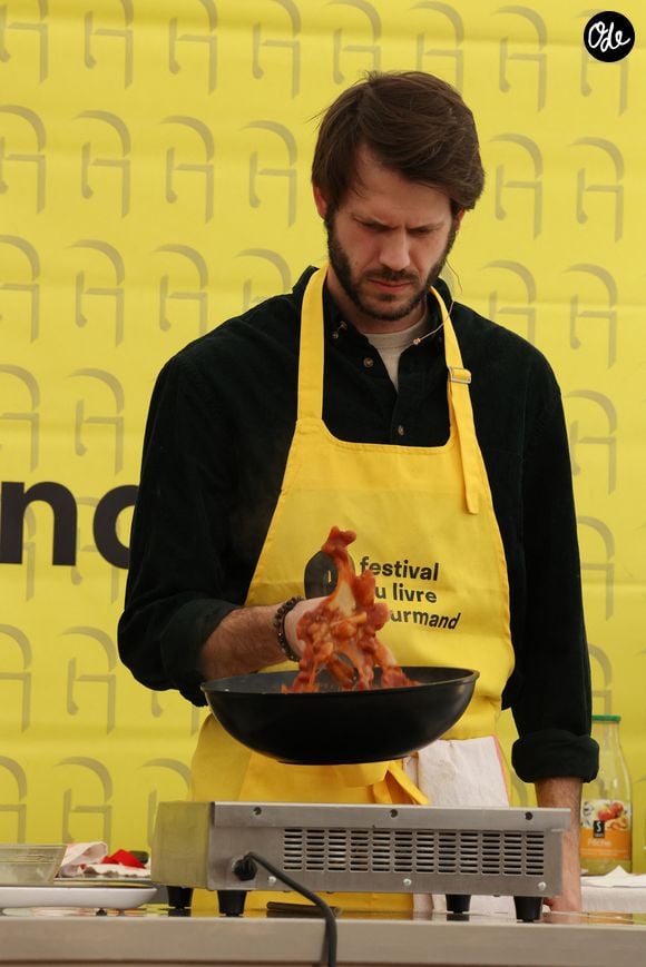 Alessandro Belmondo fait la cuisine lors du 20ème Festival du Livre gourmand au Théâtre de Périgueux, le 15 novembre 2025. Ils sont venus présenter et dédicacer leur livre, écrit à quatre mains, "La Nostra Pasta, un tour d'Italie en 165 recettes de pâtes" (Ed. Solar). © Jean-Marc Lhomer / Bestimage