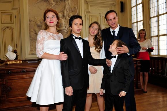 Exclusif - Prix Spécial - No web - No blog - Emilie Dequenne, sa fille Milla, 12 ans, son époux Michel Ferracci, et ses deux fils Enzo, 13 ans, et Maël, 8 ans - Mariage de Michel Ferracci et Emilie Dequenne à la mairie du 10ème arrondissement, le samedi 11 octobre 2014 à Paris.