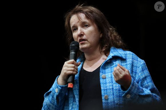 L'humoriste Anne Roumanoff participe à un rassemblement contre l'extrême droite, place de la République à Paris, le 3 juillet 2024, Paris, le 3 juillet 2024 © Stéphane Lemouton / Bestimage