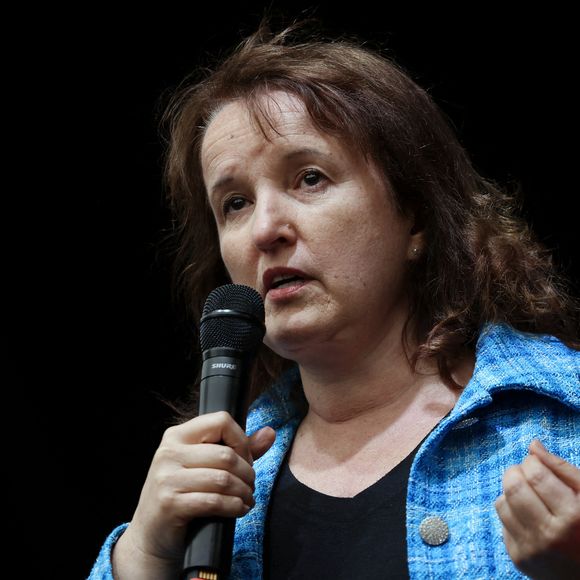 L'humoriste Anne Roumanoff participe à un rassemblement contre l'extrême droite, place de la République à Paris, le 3 juillet 2024, Paris, le 3 juillet 2024 © Stéphane Lemouton / Bestimage