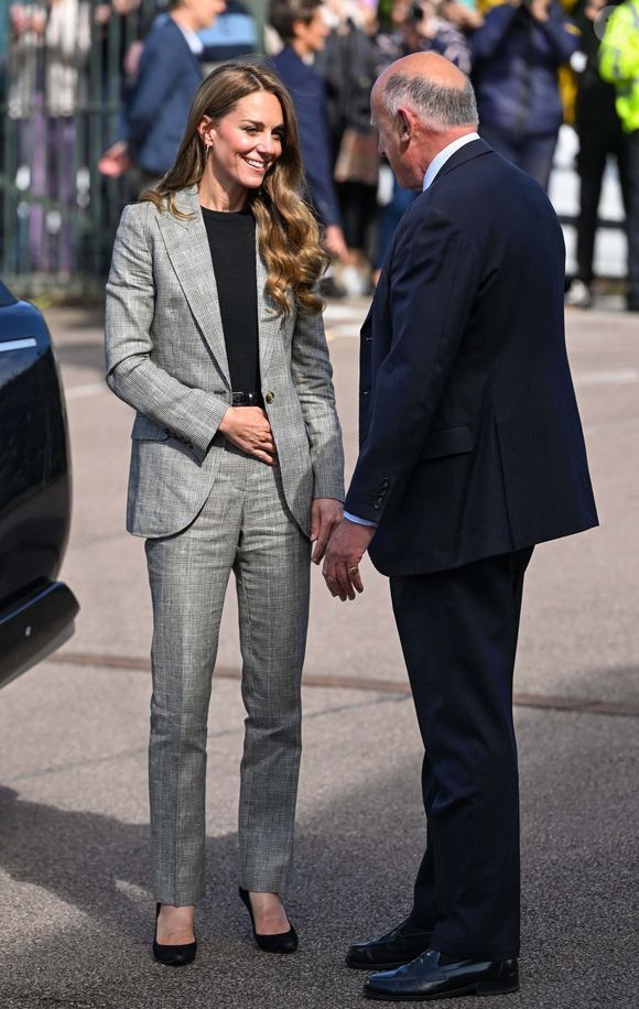 La Princesse de Galles, Kate Middleton, en visite à Marina Mill à Cuxton dans le Kent, une entreprise familiale britannique spécialisée dans la conception à la main et la sérigraphie de tissus d'ameublement, septembre 2025 @Backgrid UK/ Bestimage