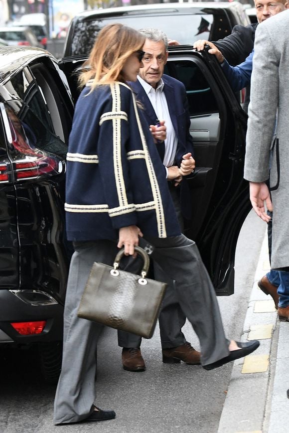 Nicolas Sarkozy et sa femme Carla Bruni - La famille Sarkozy réunie au restaurant du "Four Seasons Hôtel George V" pour l'anniversaire de Giulia Sarkozy (14 ans) à Paris, France, le 19 octobre 2025. Nicolas profite au maximum de ses derniers jours de liberté avant son incarcération à la prison de la Santé mardi 21 octobre. © Bestimage