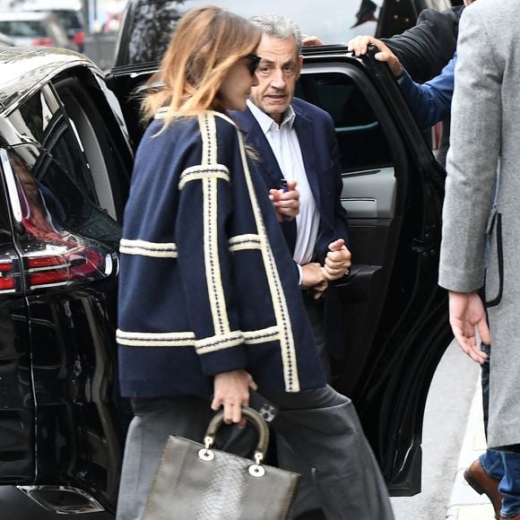 Nicolas Sarkozy et sa femme Carla Bruni - La famille Sarkozy réunie au restaurant du "Four Seasons Hôtel George V" pour l'anniversaire de Giulia Sarkozy (14 ans) à Paris, France, le 19 octobre 2025. Nicolas profite au maximum de ses derniers jours de liberté avant son incarcération à la prison de la Santé mardi 21 octobre. © Bestimage