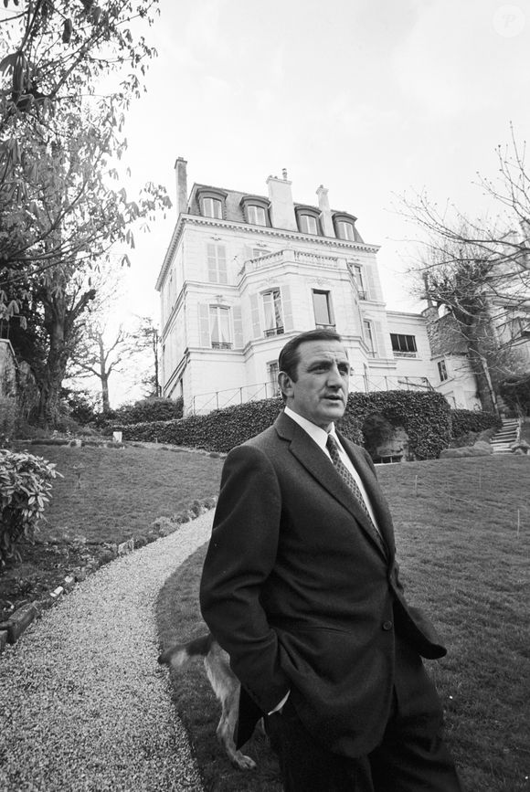 Archives - En France, Lino Ventura chez lui, dans sa maison de Saint-Cloud le 3 avril 1967. © Michel Ristroph via Bestimage
