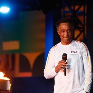 Yannick Noah - Yannick Noah embrasse le chaudron olympique sur le plateau du "Concert de Paris" sur le parvis de l'hôtel de ville à Paris le 14 juillet 2024. Le concert était retransmis en direct sur France 2 et sur France Inter. © Christophe Clovis- Pierre Perusseau / Bestimage