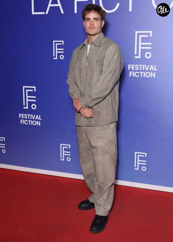 Esteban Vial sur le tapis rouge lors de la 28ème édition du festival de la Fiction à la Rochelle le 17 septembre 2026. © Denis Guignebourg / Bestimage