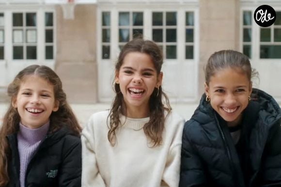 Après avoir déjà participé à une comédie musicale, l'adolescente va désormais tenter sa chance dans "The Voice Kids", dont la saison 12 débute ce samedi 22 août sur TF1.

Lila Debbouze (en blanc), la fille de Mélissa Theuriau et Jamel Debbouze, fait une première apparition remarquée à la télévision dans le documentaire Le Temps des femmes, diffusé sur France 2 et produit par sa mère, accompagnée de Noor (gauche) et Dune (Droite).

© Capture TV France 2 via Bestimage