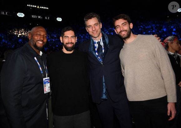 Boris Diaw, Nikola Karabatic, Pau Gasol et son fils - Célébrités assistent au match 1 du NBA Paris Games 2025 à L'Accor Arena Bercy à Paris le 23 janvier 2025. © Veeren/Bestimage
