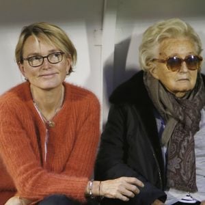 Claude Chirac et sa mère Bernadette Chirac - Le Variétés Club de France dispute un match caritatif présidé par Madame B. Chirac au profit de "+ de Vie", en faveur des personnes âgées accueillies dans les services de gériatrie et d'URMA, service pédiatrie du CHU de Montpellier, parrainé par L. Blanc au stade Léo Lagrange de Poissy, France, le 11 Octobre 2017. © Marc Ausset-Lacroix/Bestimage