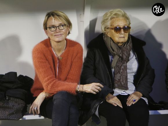 Claude Chirac et sa mère Bernadette Chirac - Le Variétés Club de France dispute un match caritatif présidé par Madame B. Chirac au profit de "+ de Vie", en faveur des personnes âgées accueillies dans les services de gériatrie et d'URMA, service pédiatrie du CHU de Montpellier, parrainé par L. Blanc au stade Léo Lagrange de Poissy, France, le 11 Octobre 2017. © Marc Ausset-Lacroix/Bestimage
