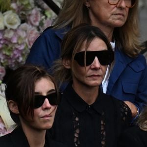 Clotilde Courau et sa fille Vittoria de Savoie - Sortie des obsèques de Mathilde Favier en l'église Saint-Sulpice à Paris, le 31 août 2026.