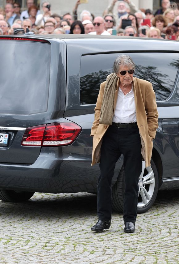 Jacques Dutronc et son fils Thomas Dutronc - Arrivées aux obsèques de l'auteure-compositrice-interprète et actrice française Françoise Hardy au crématorium du cimetière du Père-Lachaise à Paris, France, le 20 juin 2024. © Jacovides-Moreau/Bestimage