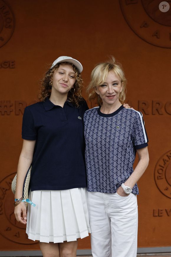 Esther Voyer et Sylvie Testud lors des Internationaux de France de Tennis de Roland Garros 2025, à Paris, France, le 7 juin 2025. 

© Cyril Moreau / Bestimage