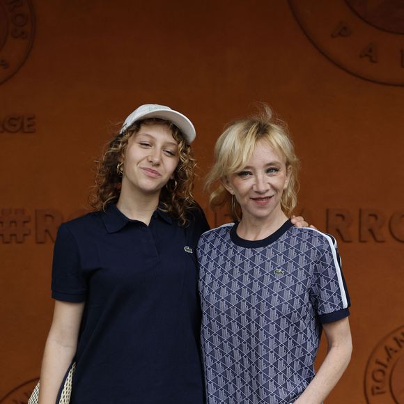 Esther Voyer et Sylvie Testud lors des Internationaux de France de Tennis de Roland Garros 2025, à Paris, France, le 7 juin 2025. 

© Cyril Moreau / Bestimage