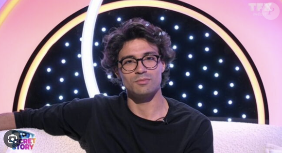 Le candidat dont le secret était d'avoir un QI de plus de 134 n'arrivait plus à supporter le jeu comme il l'a expliqué par la suite lors d'une interview via le compte officiel de l'émission. 

Mayer dans Secret Story TF1