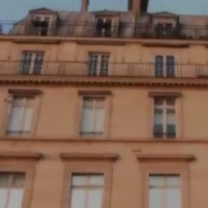 Animateur emblématique, il a marqué la télévision française des années 1980 jusqu’à récemment. Il vivait dans un appartement parisien situé au 214 rue de Rivoli, dans le 1er arrondissement, un lieu mêlant architecture classique et décoration audacieuse. 

Visite guidée de l'appartement de Thierry Ardisson, situé au 214 rue de Rivoli dans le 1er arrondissement de Paris.