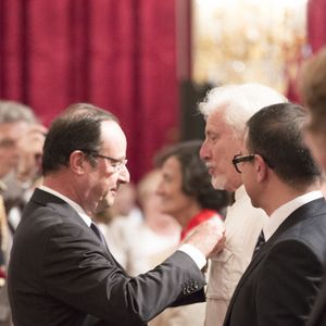 Le président français François Hollande décerne au chanteur Hugues Aufray l'Ordre de Chevalier de la Légion d'Honneur lors d'une cérémonie au Palais de l'Elysée à Paris, France, le 3 juillet 2013. Photo by Xavier de Torres/Pool/ABACAPRESS.COM
