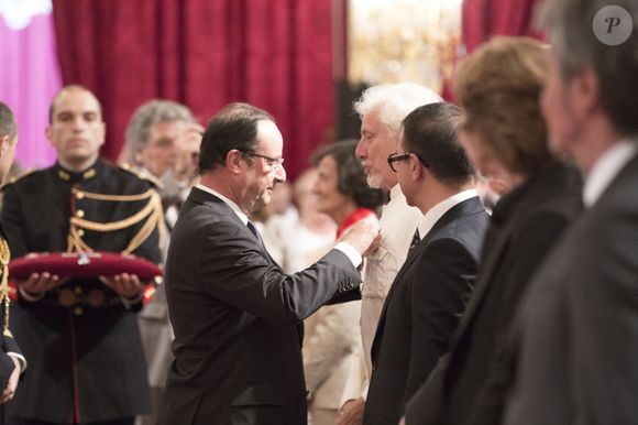 Le président français François Hollande décerne au chanteur Hugues Aufray l'Ordre de Chevalier de la Légion d'Honneur lors d'une cérémonie au Palais de l'Elysée à Paris, France, le 3 juillet 2013. Photo by Xavier de Torres/Pool/ABACAPRESS.COM