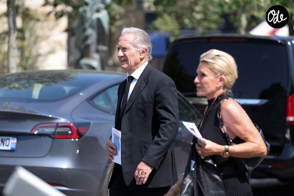 Sophie Davant et son compagnon William Leymergie - Sorties des obsèques de Philippe Labro en l'église de Saint-Germain-des-Prés à Paris le 13 juin 2025. © Dominique Jacovides - Christophe Clovis / Bestimage