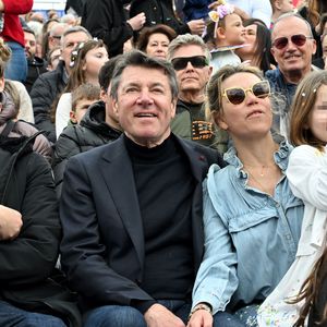 Gad Elmaleh a ouvert le premier corso carnavalesque en journée, en compagnie de Christian Estrosi, le maire de Nice, Laura Tenoudji Estrosi, leur fille Bianca, et Graig Monetti, l'adjoint au maire en charge de l'événementiel, durant la 140eme édition du Carnaval de Nice "Roi des Oceans" à Nice, le 23 février 2025.© Bruno Bebert / Bestimage