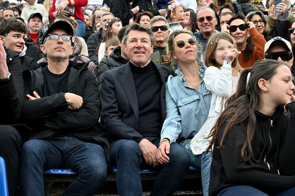Gad Elmaleh a ouvert le premier corso carnavalesque en journée, en compagnie de Christian Estrosi, le maire de Nice, Laura Tenoudji Estrosi, leur fille Bianca, et Graig Monetti, l'adjoint au maire en charge de l'événementiel, durant la 140eme édition du Carnaval de Nice "Roi des Oceans" à Nice, le 23 février 2025.© Bruno Bebert / Bestimage