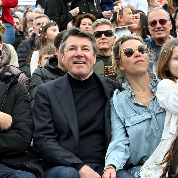 Gad Elmaleh a ouvert le premier corso carnavalesque en journée, en compagnie de Christian Estrosi, le maire de Nice, Laura Tenoudji Estrosi, leur fille Bianca, et Graig Monetti, l'adjoint au maire en charge de l'événementiel, durant la 140eme édition du Carnaval de Nice "Roi des Oceans" à Nice, le 23 février 2025.© Bruno Bebert / Bestimage