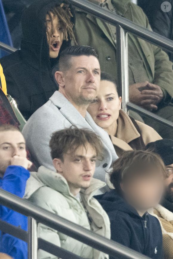 Adriana Lima et son compagnon Andre Lemmers - Célébrités des les tribunes lors du match aller du quart de finale de Ligue des champions entre le PSG et Aston Villa (3-1) au Parc des Princes à Paris le 9 avril 2025. © Cyril Moreau/Bestimage
