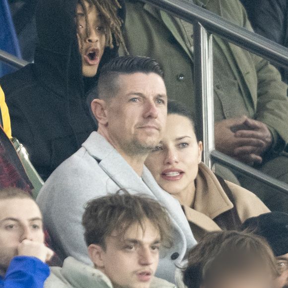 Adriana Lima et son compagnon Andre Lemmers - Célébrités des les tribunes lors du match aller du quart de finale de Ligue des champions entre le PSG et Aston Villa (3-1) au Parc des Princes à Paris le 9 avril 2025. © Cyril Moreau/Bestimage