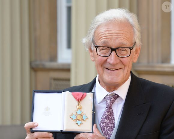 Le prince de Galles partageait avec lui un engagement fort contre le braconnage et le commerce de l’ivoire.

Iain Douglas Hamilton montre sa médaille après avoir été décoré par le prince William, duc de Cambridge lors d'une cérémonie au palais de Buckingham à Londres, 11 mars 2016. Photo par PA Photo/ Bestimage