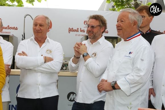 Les Chefs à Saint-Tropez fêtent les producteurs 2025 - Inauguration de la 5e édition, les Chefs et les producteurs se retrouvent sur la place des Lices à Saint-Tropez, le 3 mai 2025. Les chefs Eric Fréchon, Arnaud Donckele et Geoges Blanc. ©Jean-Marc Lhomer / Bestimage.