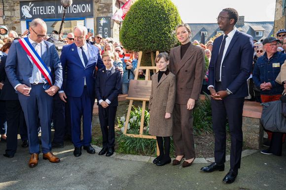 Le prince Albert II de Monaco, Le prince Jacques de Monaco, marquis des Baux, La princesse Gabriella de Monaco, comtesse de Carladès, La princesse Charlène de Monaco, et Jean-René Carfantan, maire de Matignon, lors d'une visite à Matignon le 9 avril 2025. © Dominique Jacovides / Bestimage